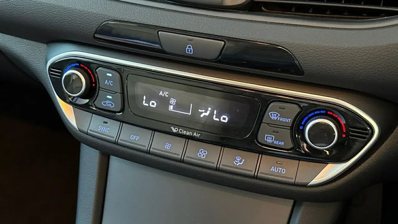 2023 HYUNDAI i30 Gallery Image 14