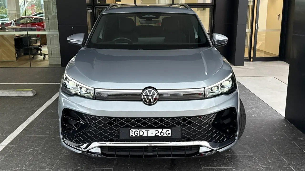 2024 VOLKSWAGEN TIGUAN Gallery Image 2