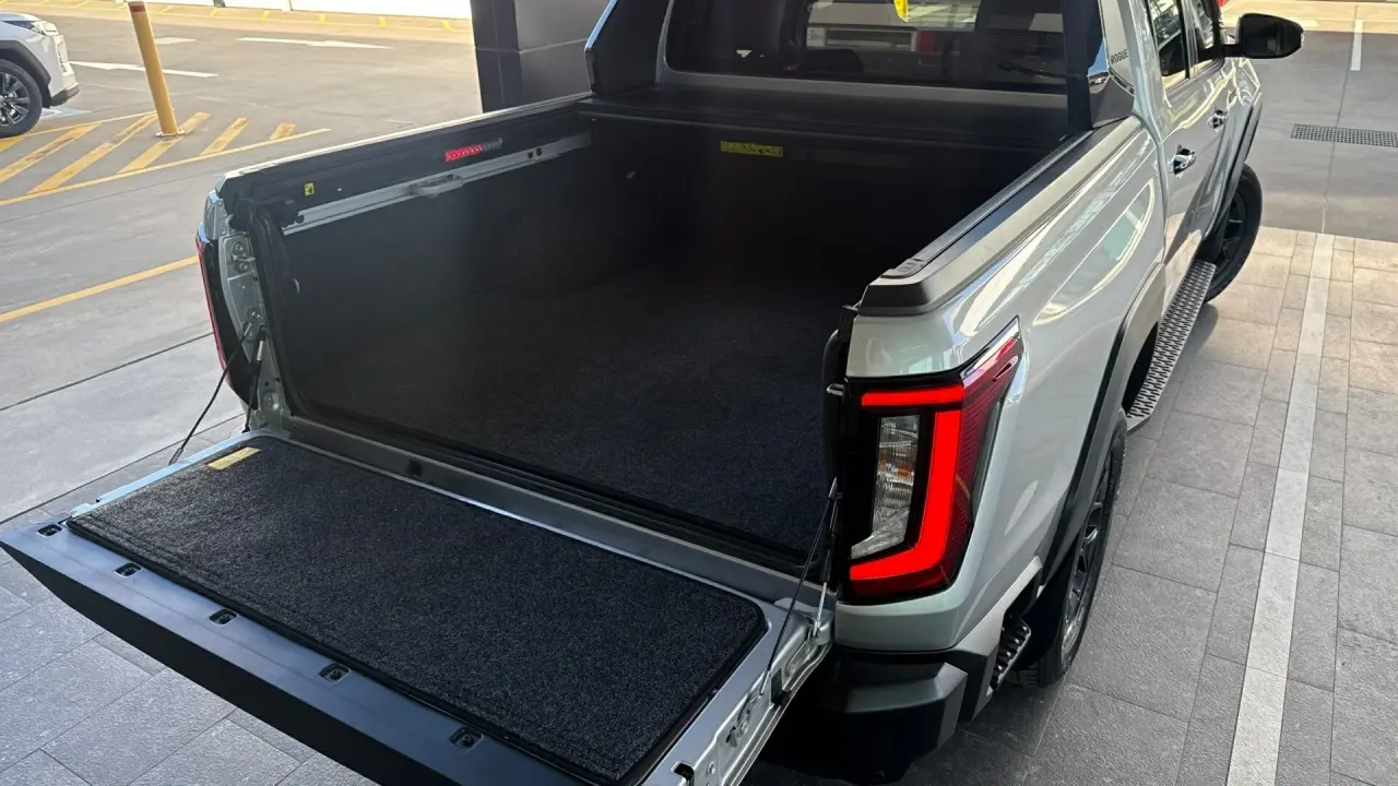 2025 Toyota Hilux Gallery Image 9