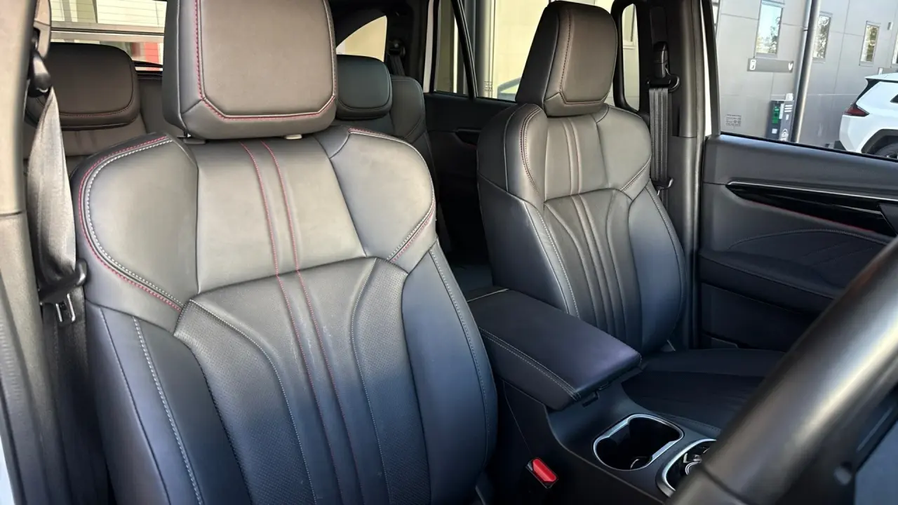 2025 ISUZU MU-X Gallery Image 10