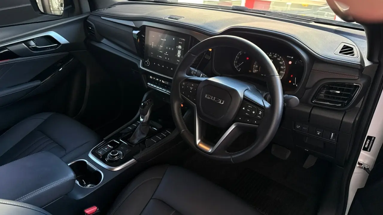 2025 ISUZU MU-X Gallery Image 11