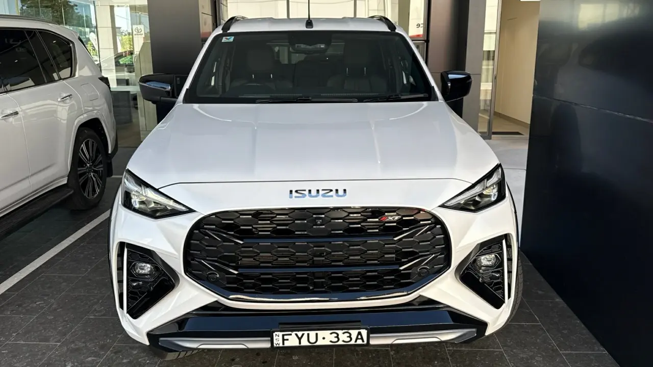 2025 ISUZU MU-X Gallery Image 2