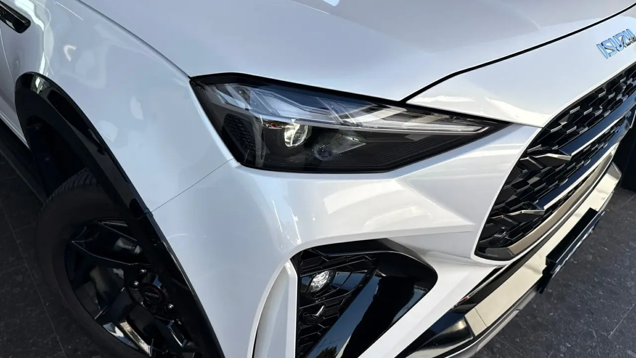 2025 ISUZU MU-X Gallery Image 3