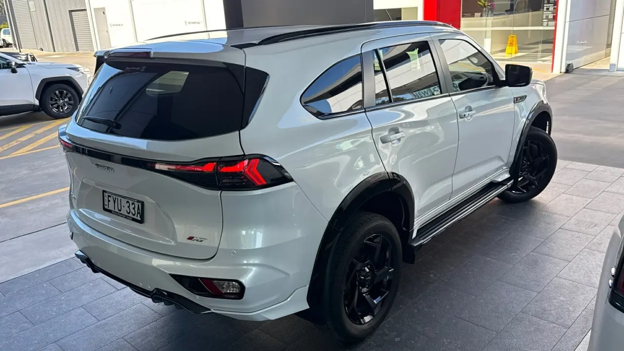 2025 ISUZU MU-X Gallery Image 5