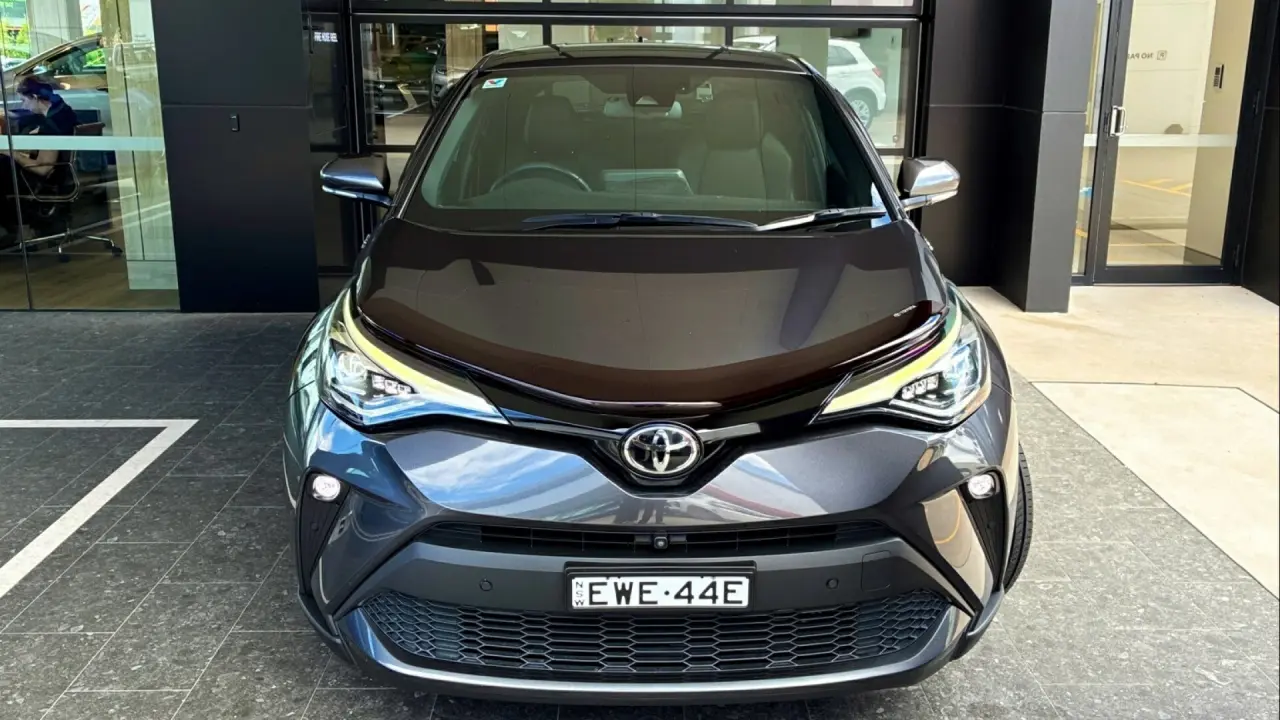 2022 Toyota C-HR Gallery Image 2