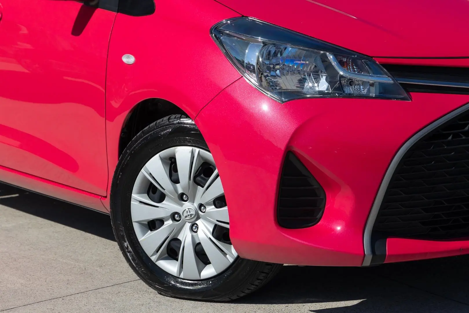 2016 Toyota Yaris Gallery Image 6
