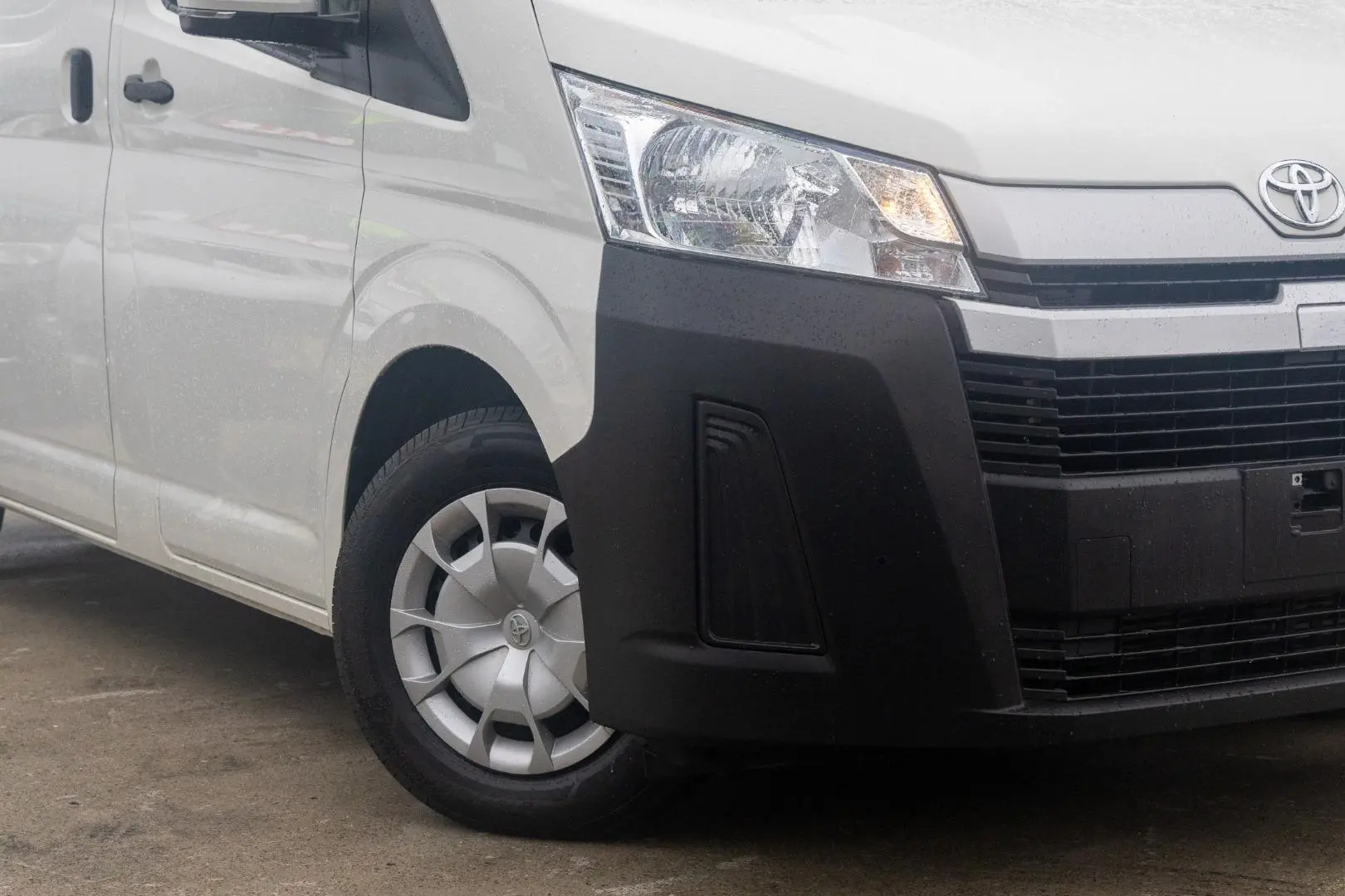 2021 Toyota Hiace Gallery Image 6
