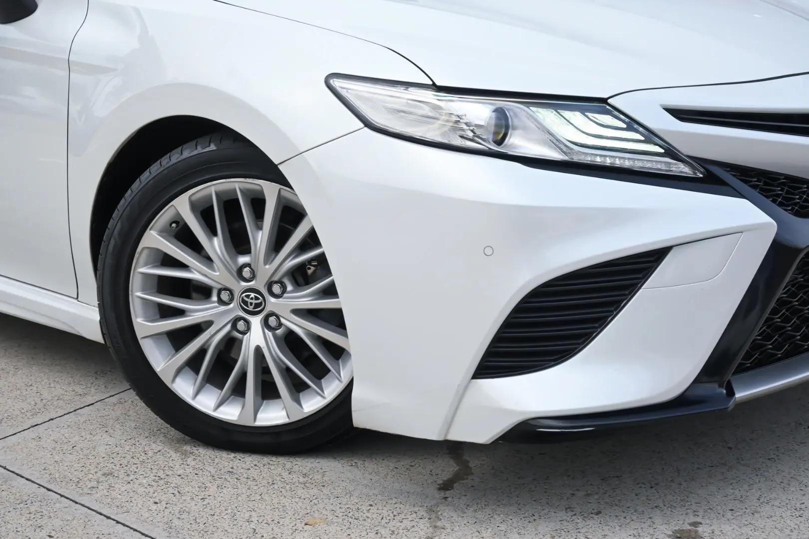2019 Toyota Camry Gallery Image 6