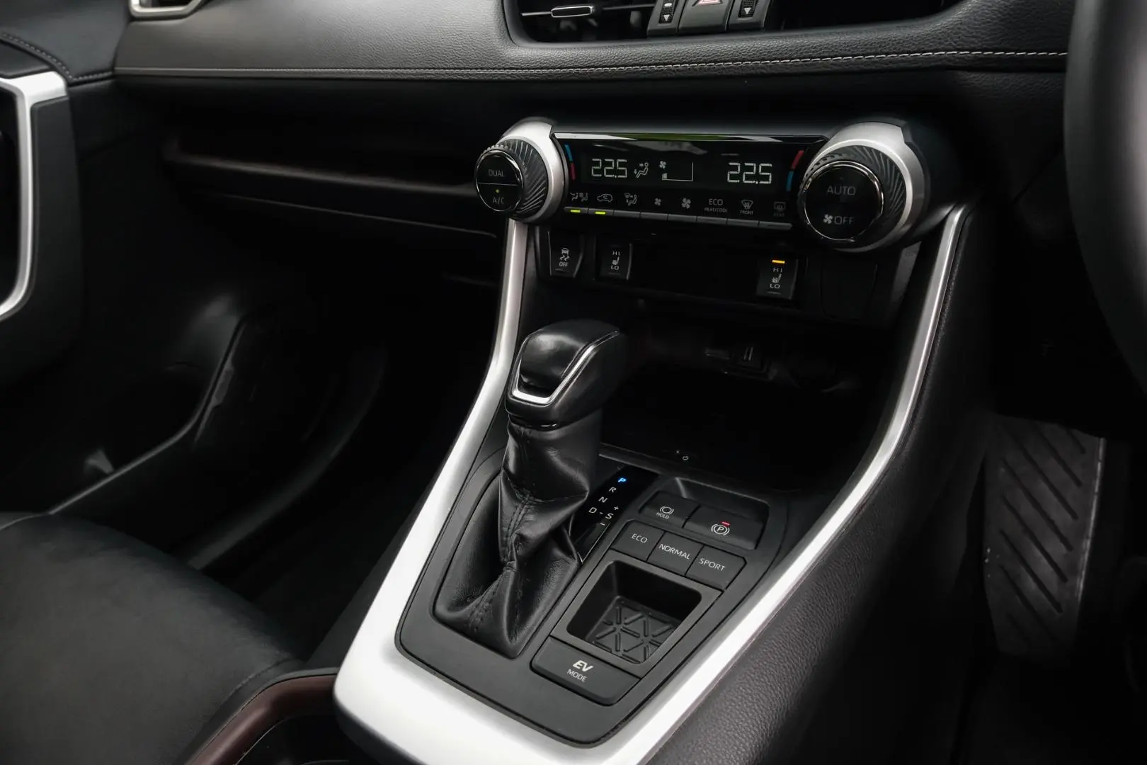 2020 Toyota RAV4 Gallery Image 13