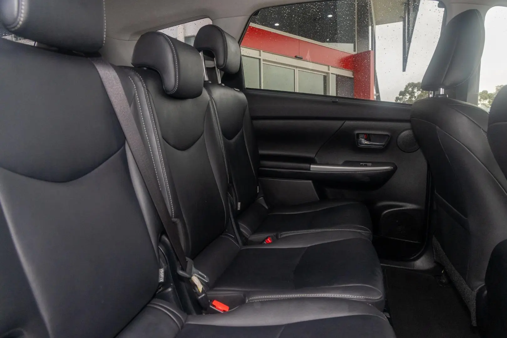 2016 Toyota Prius V Gallery Image 9