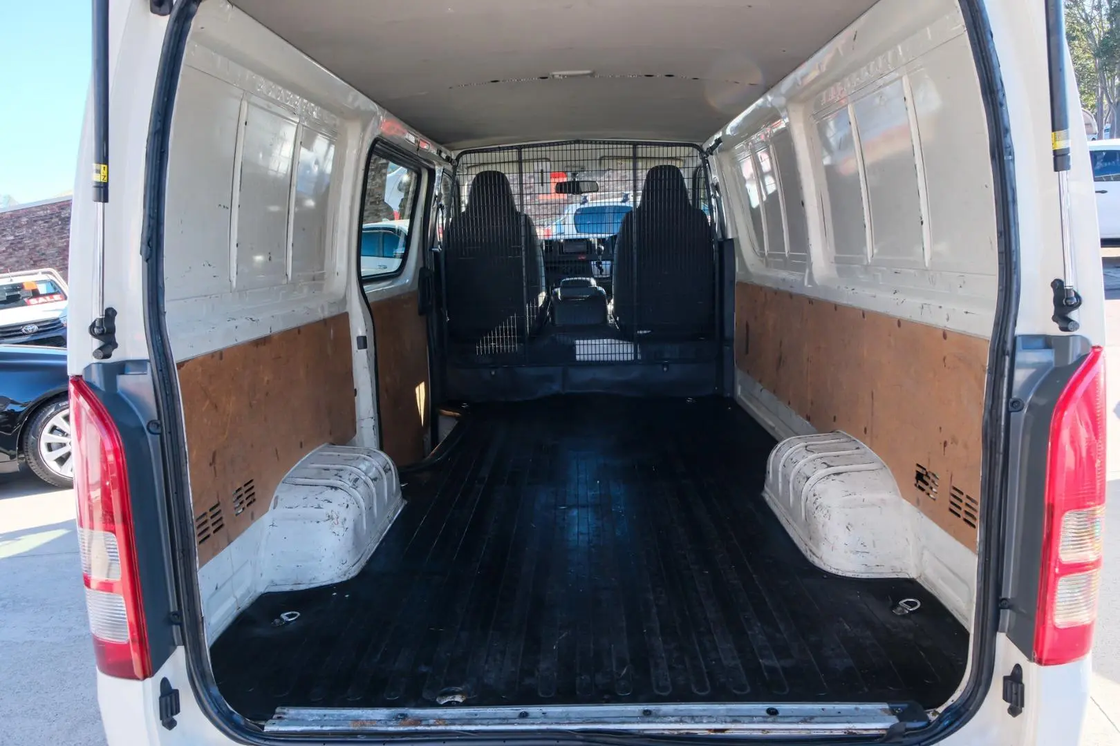 2018 Toyota Hiace Gallery Image 18