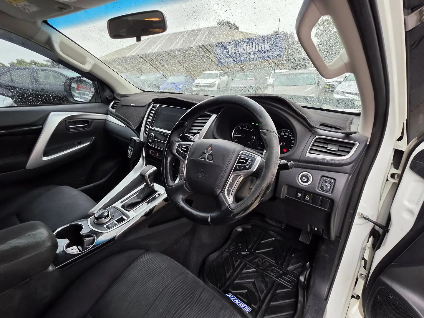 2017 Mitsubishi Pajero Sport Gallery Image 23