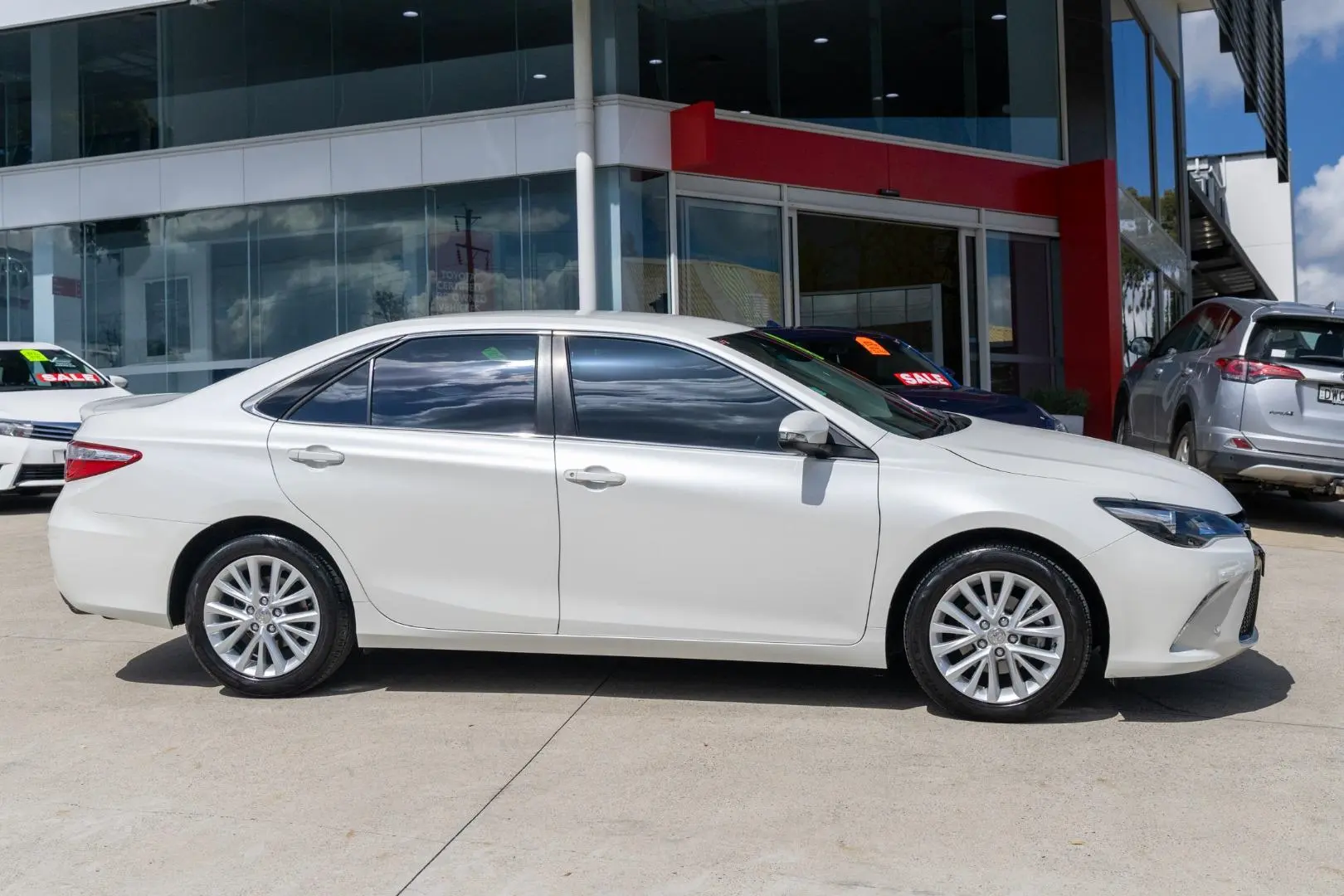 2016 Toyota Camry Gallery Image 3