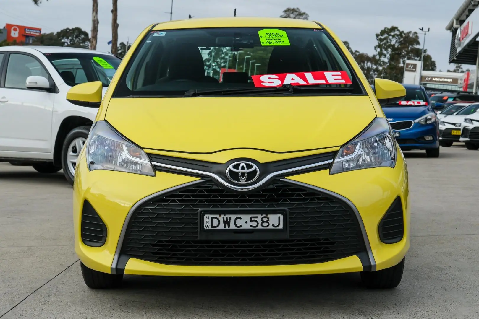 2016 Toyota Yaris Gallery Image 4