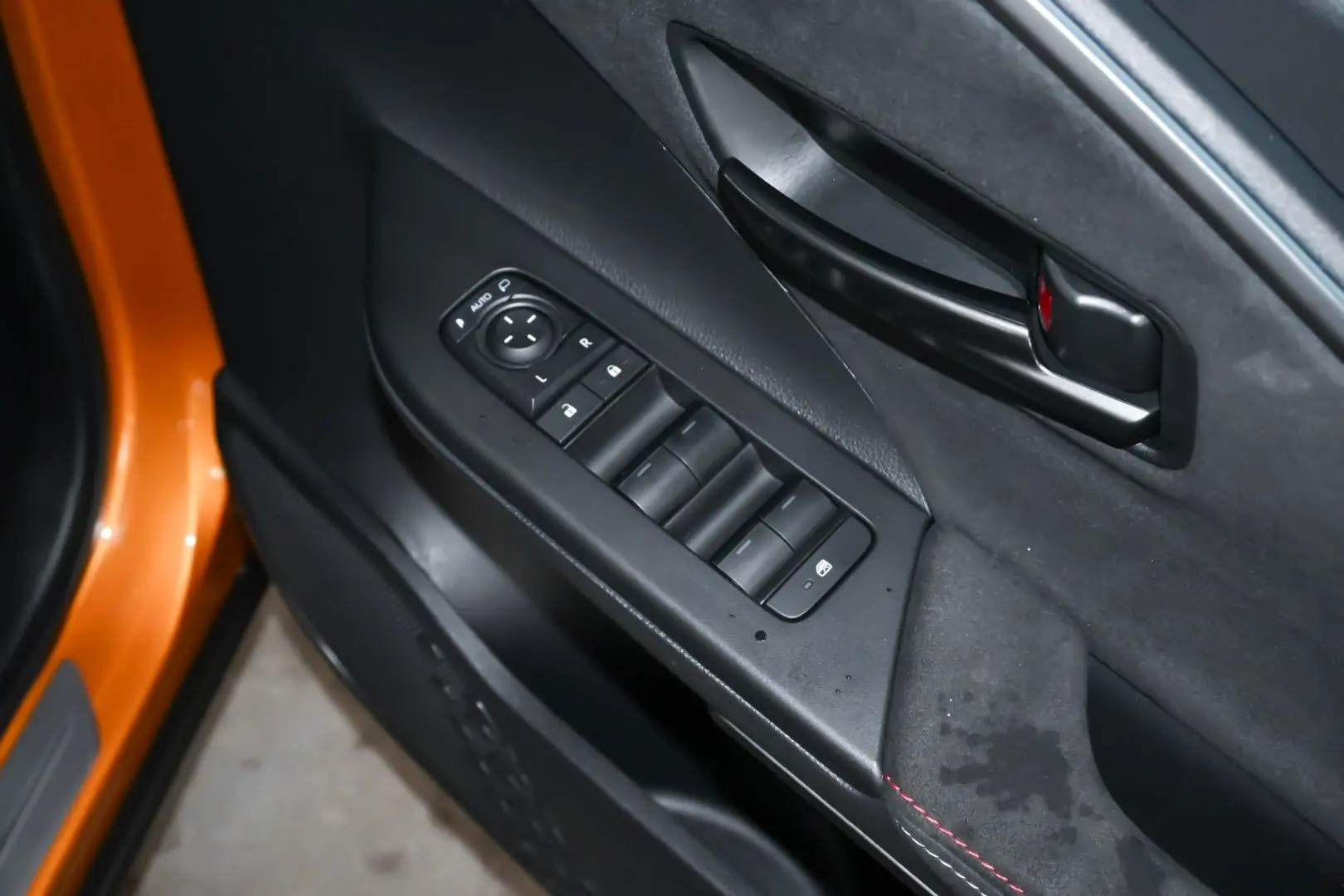 2025 Toyota C-HR Gallery Image 10