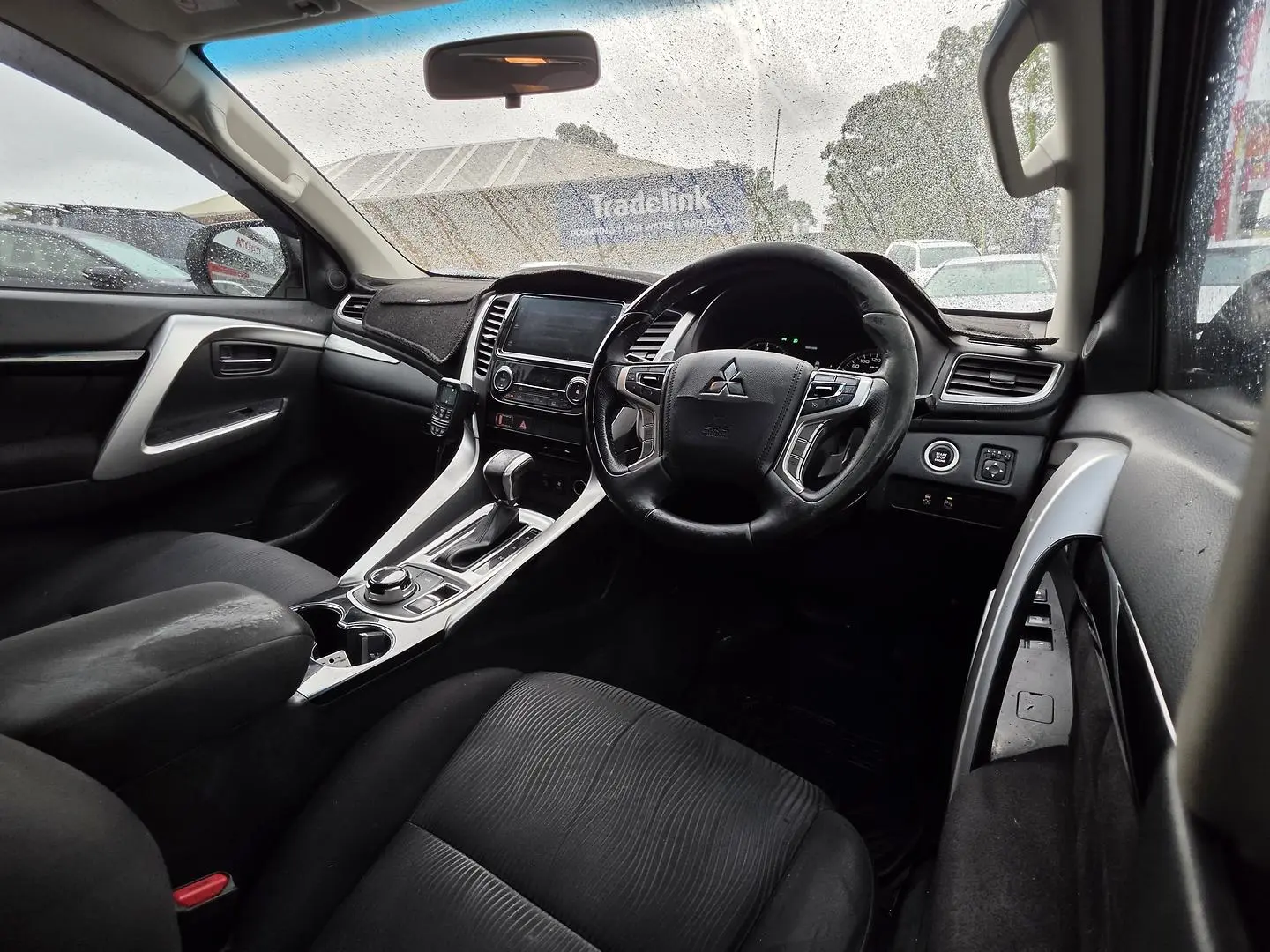 2017 Mitsubishi Pajero Sport Gallery Image 27