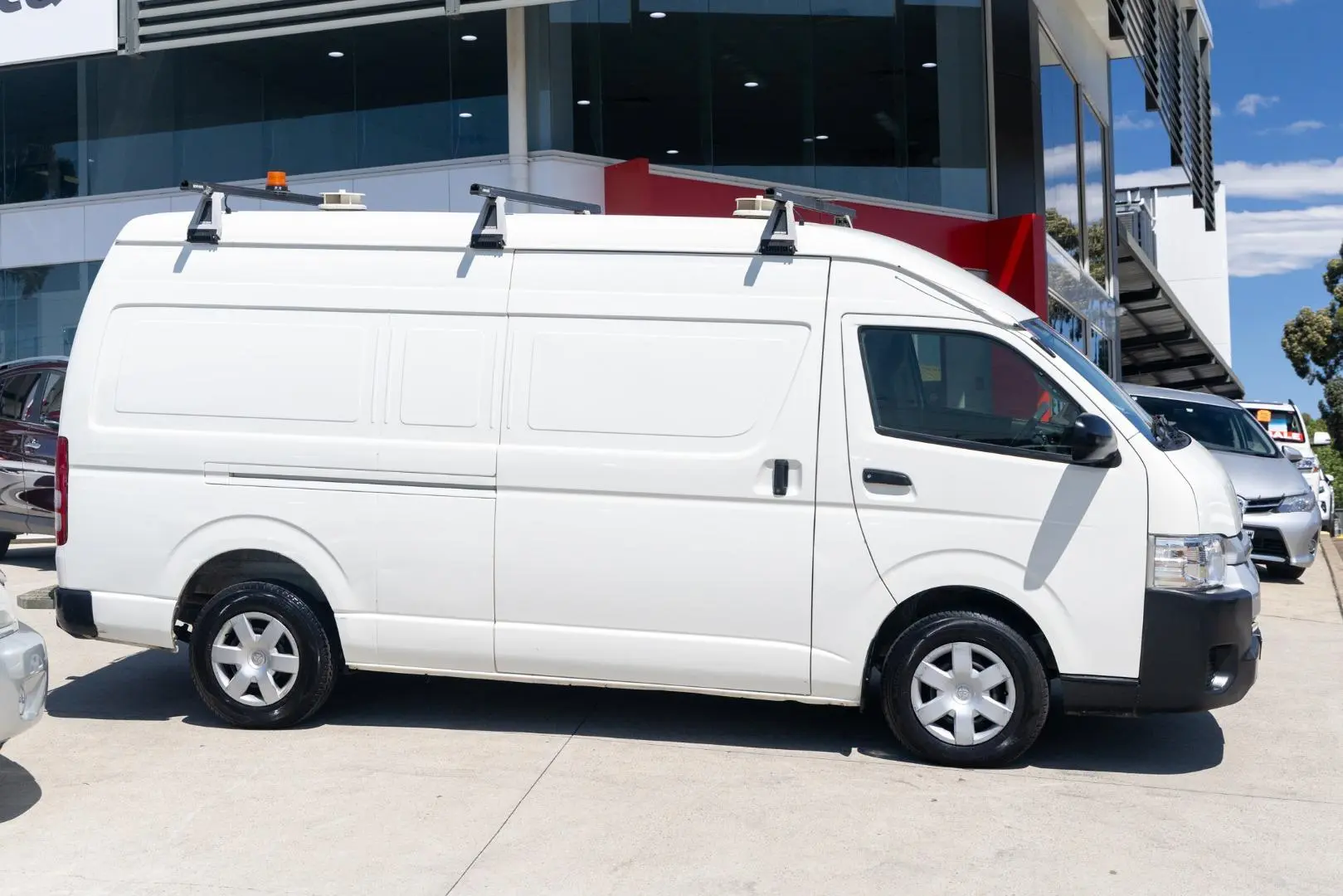 2016 Toyota Hiace Gallery Image 3