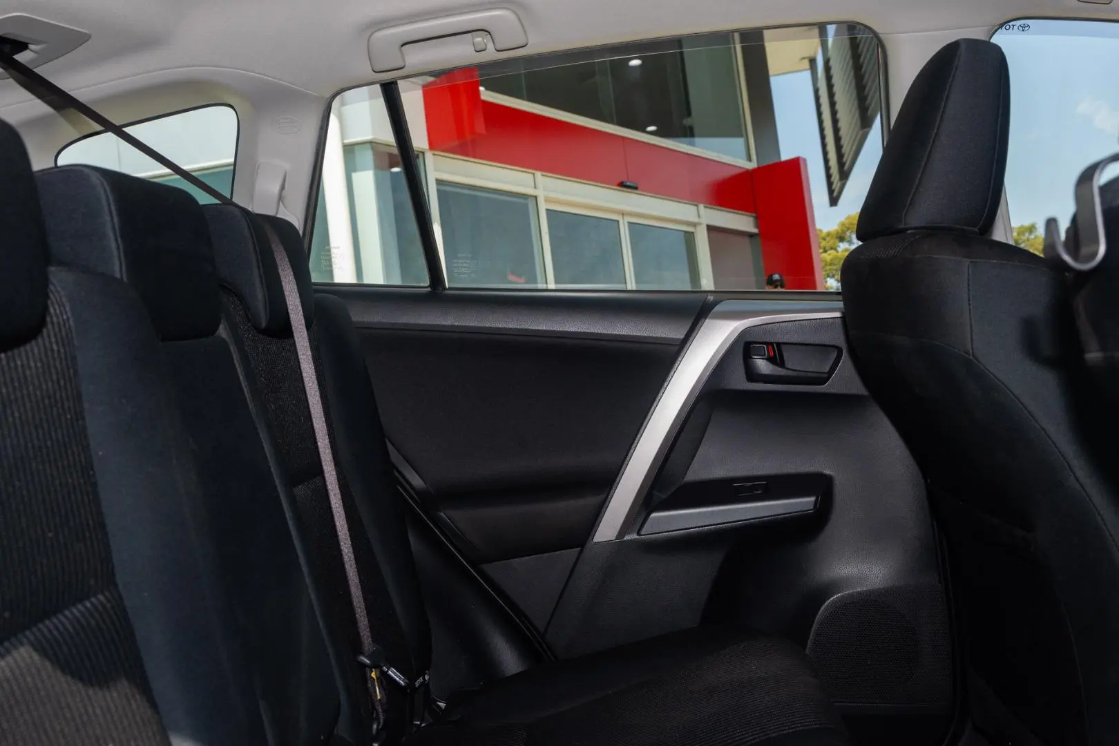 2018 Toyota RAV4 Gallery Image 9