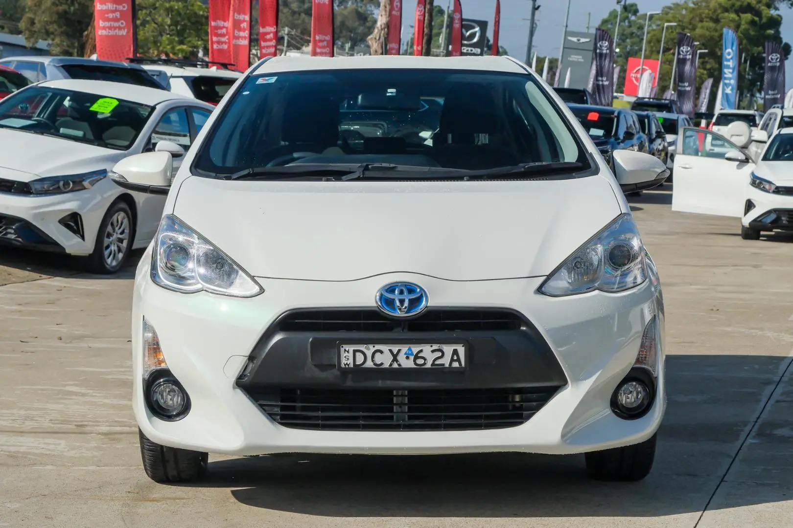 2016 Toyota Prius C Gallery Image 4