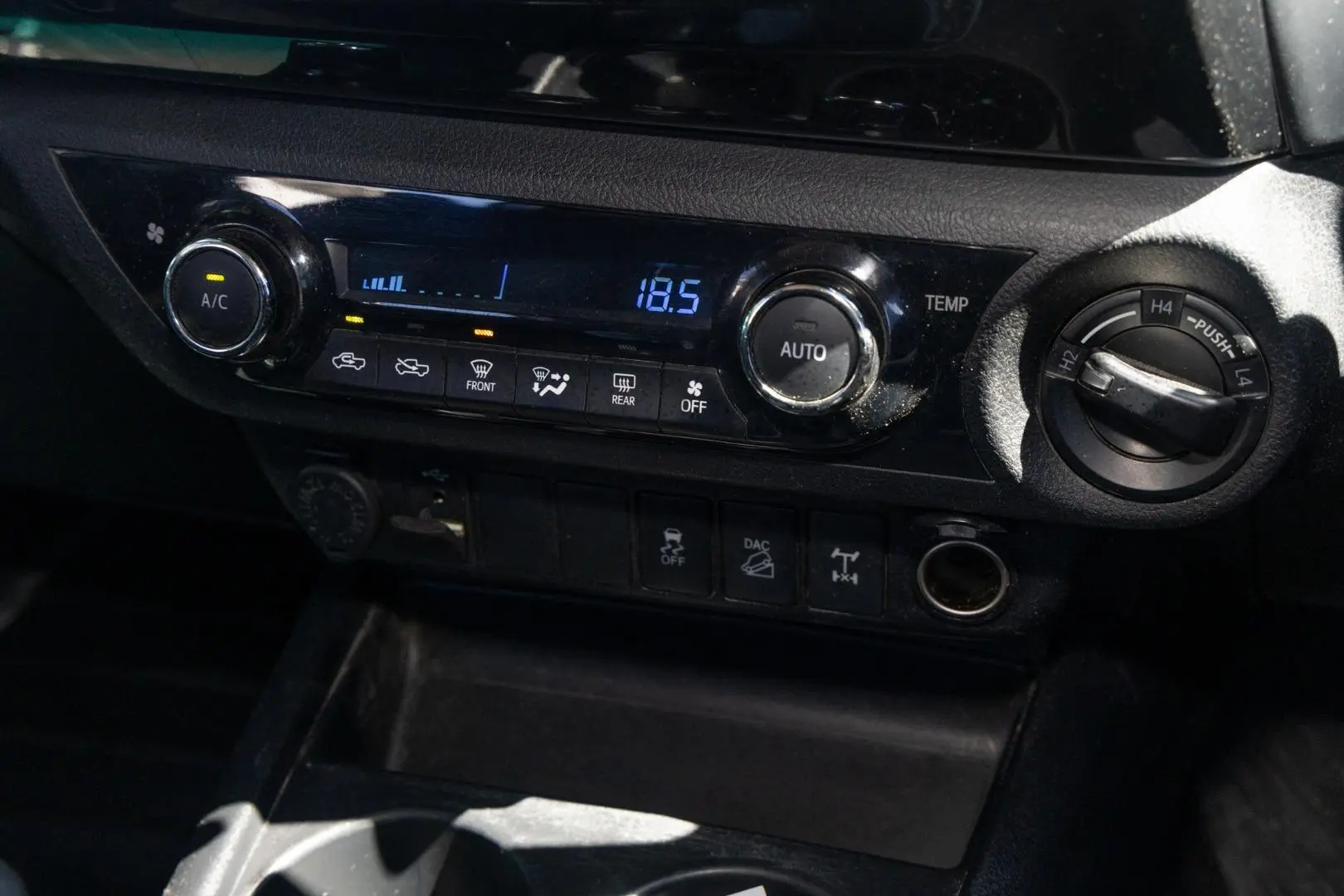 2018 Toyota Hilux Gallery Image 16