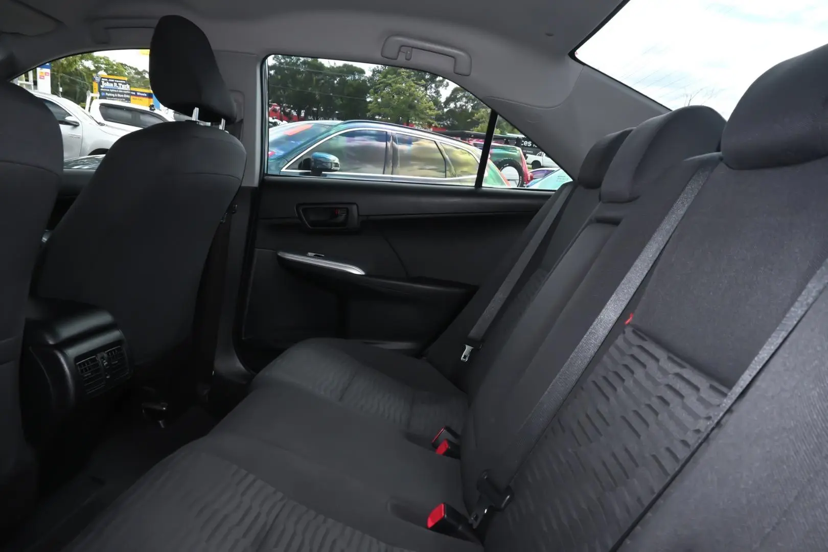 2015 Toyota Camry Gallery Image 9