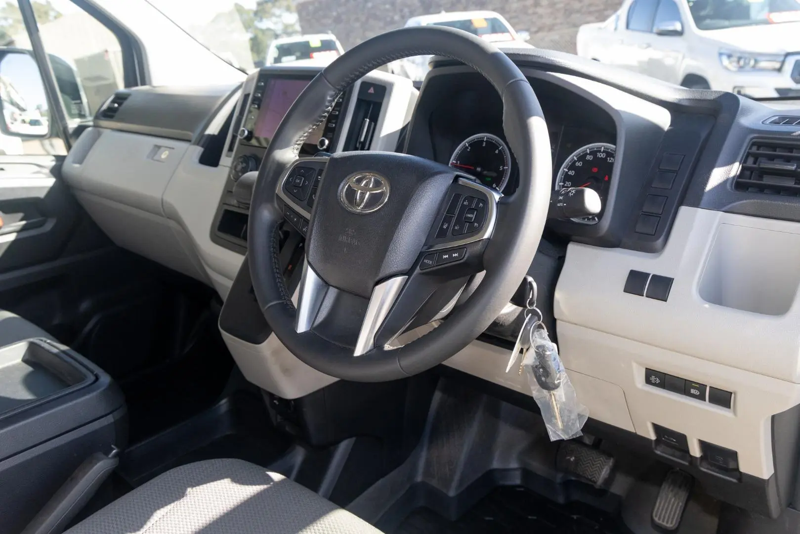2022 Toyota Hiace Gallery Image 7