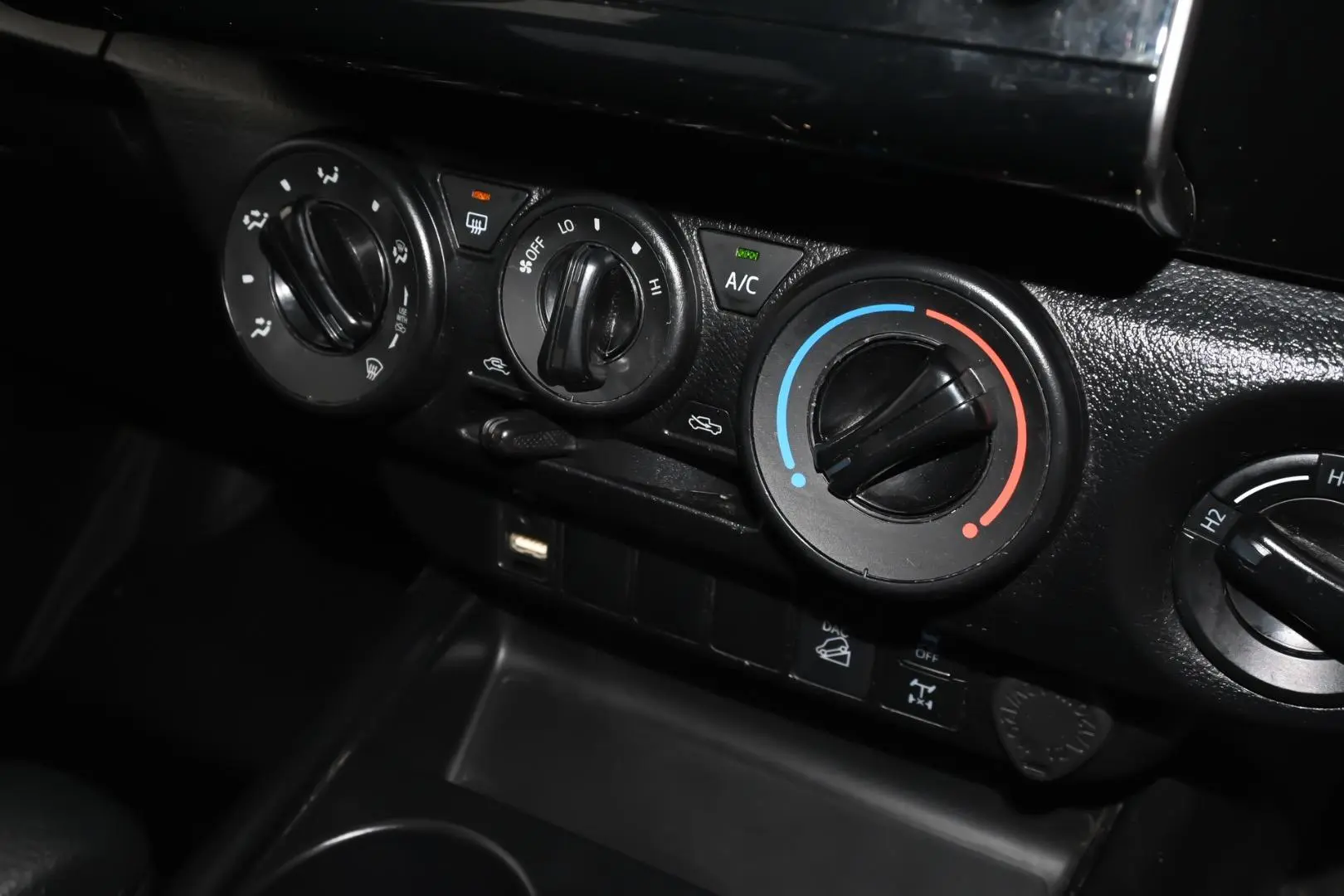 2022 Toyota Hilux Gallery Image 14