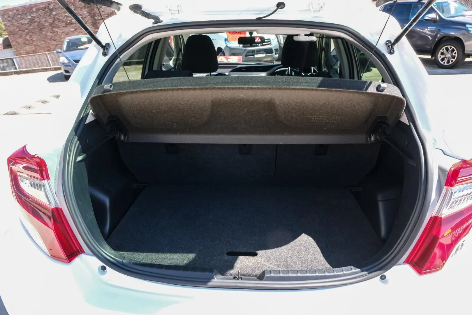 2016 Toyota Yaris Gallery Image 17