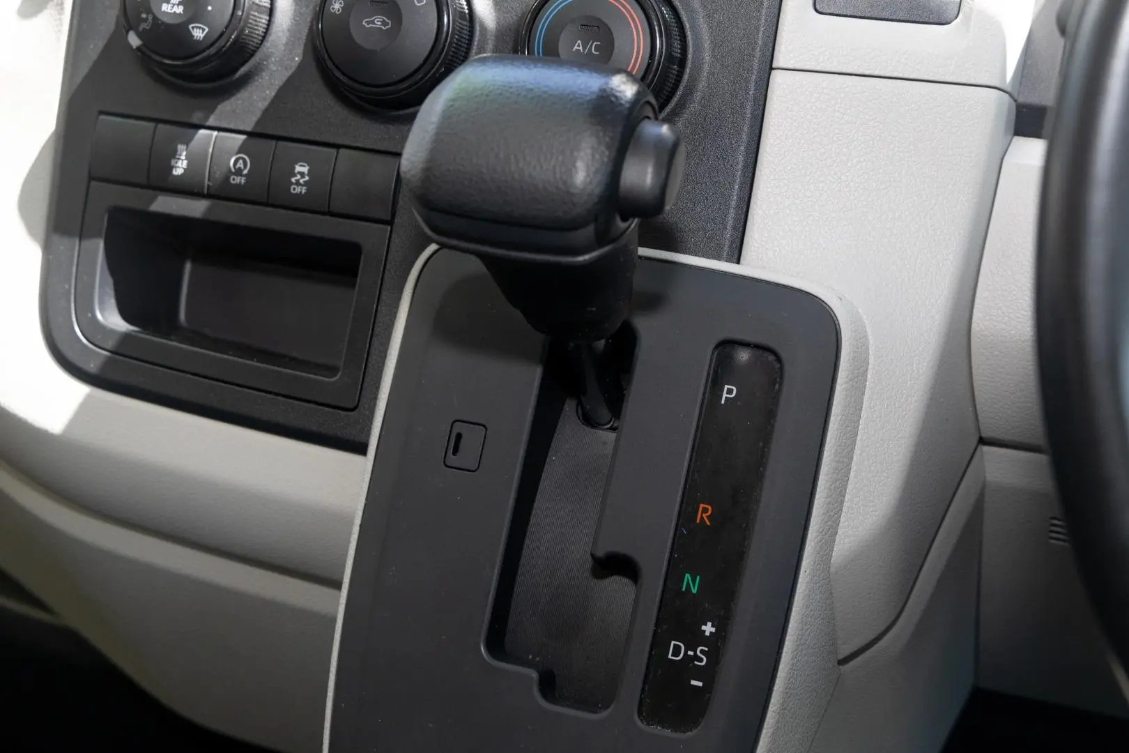 2020 Toyota Hiace Gallery Image 17