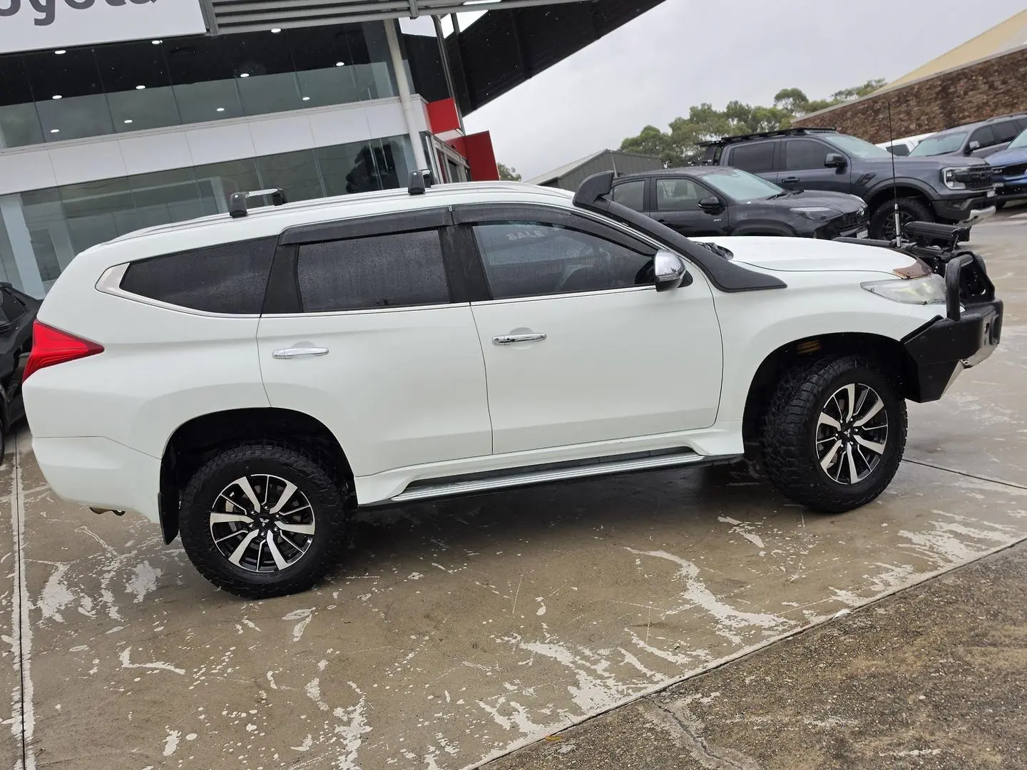 2017 Mitsubishi Pajero Sport Gallery Image 5