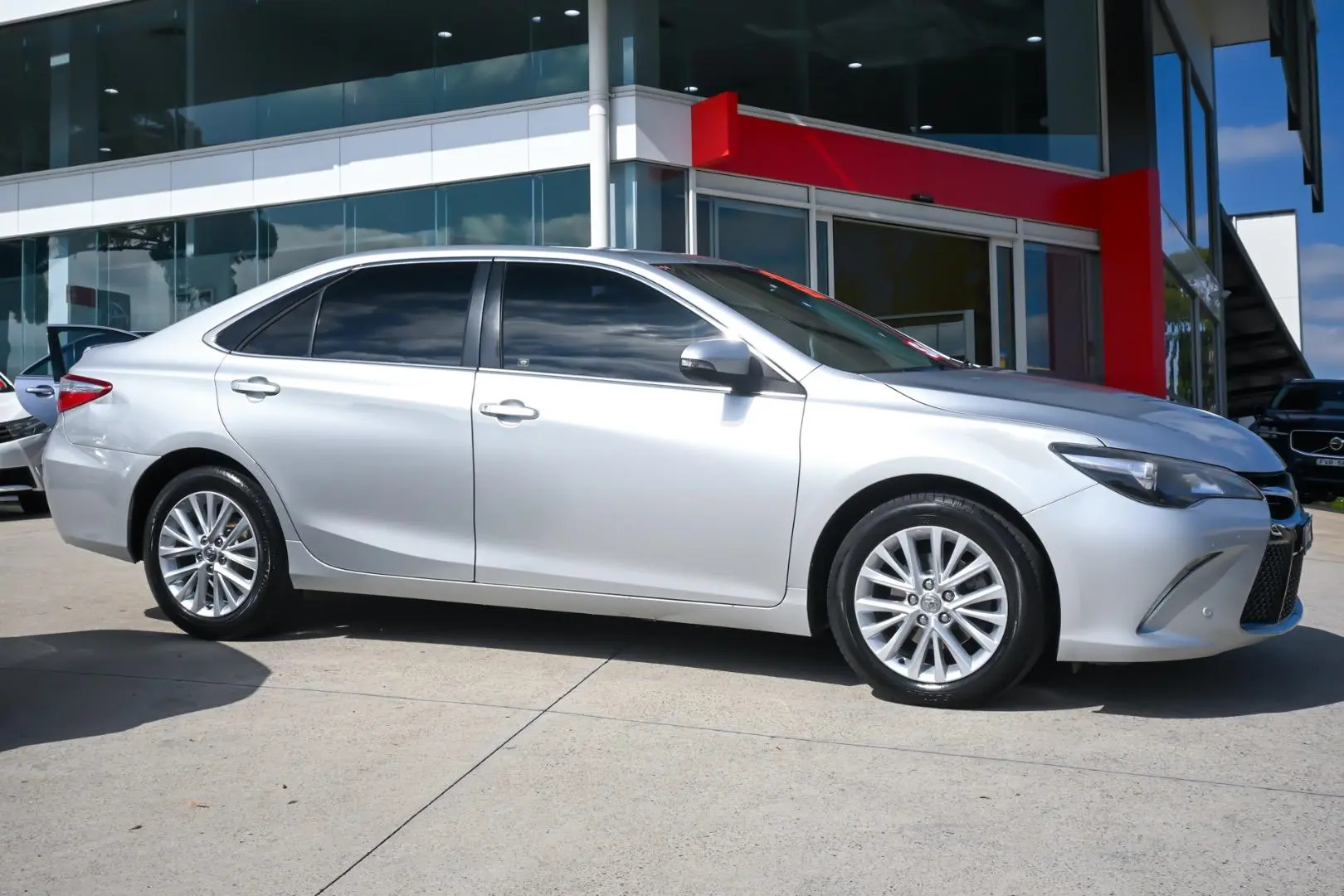 2016 Toyota Camry Gallery Image 3