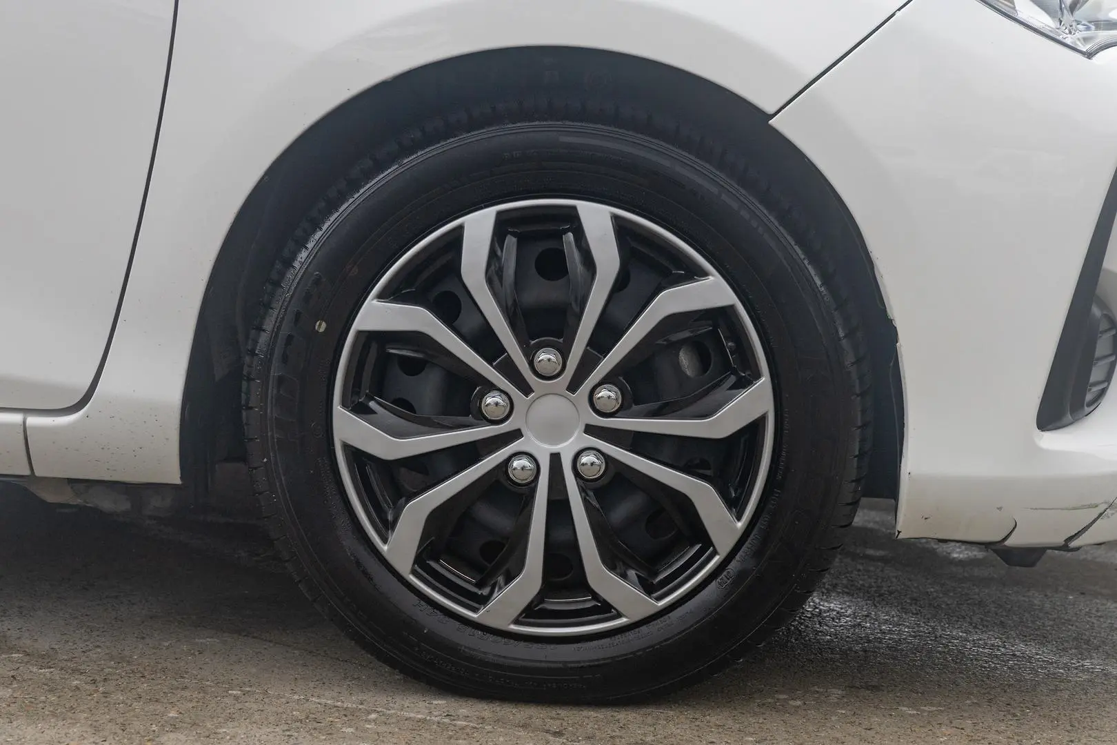 2019 Toyota Yaris Gallery Image 11