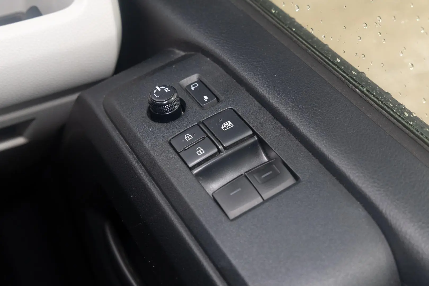 2021 Toyota Hiace Gallery Image 18