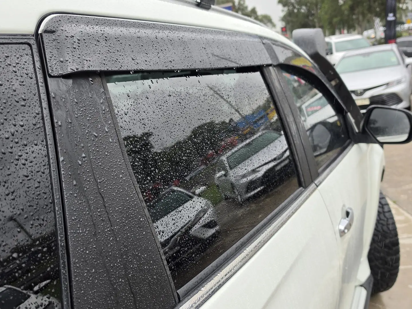 2017 Mitsubishi Pajero Sport Gallery Image 4