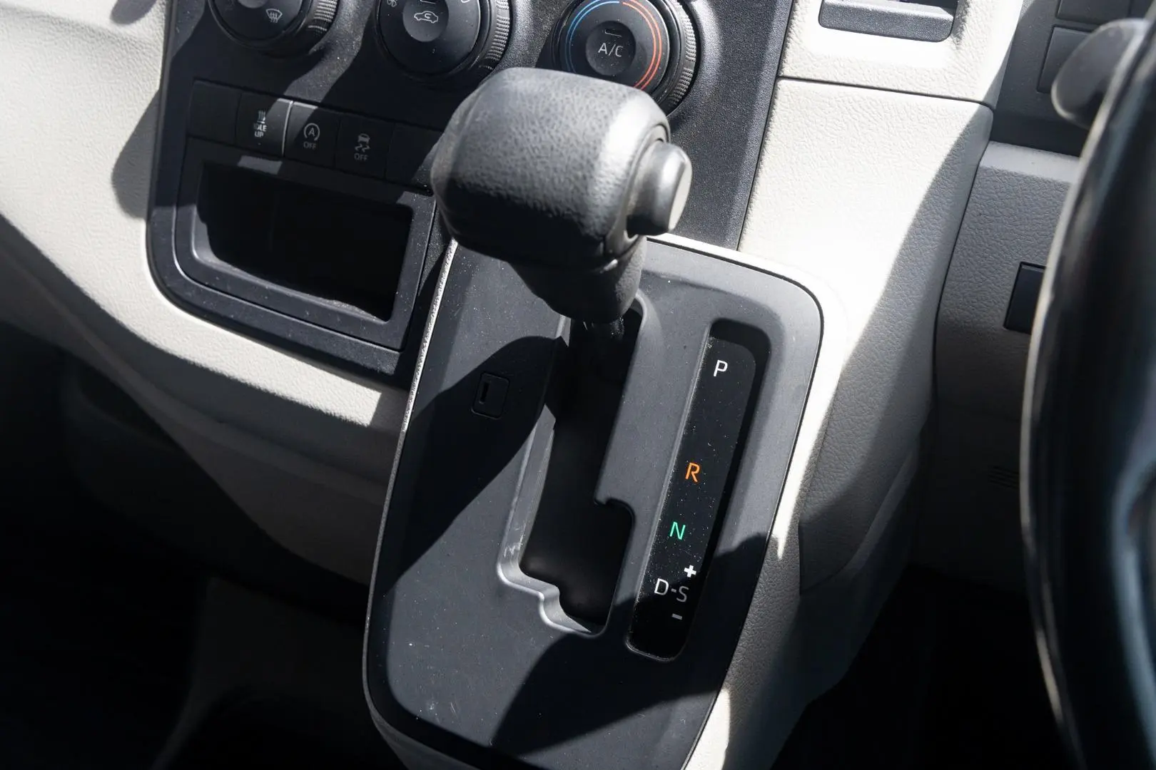 2022 Toyota Hiace Gallery Image 17