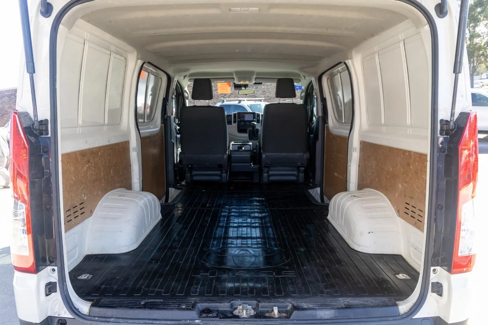 2022 Toyota Hiace Gallery Image 18