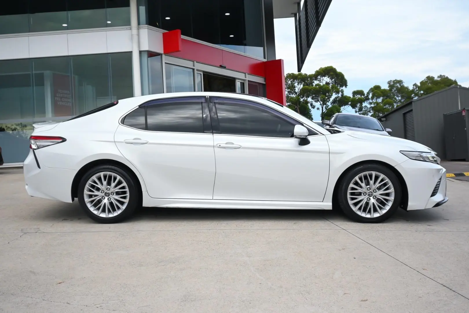 2019 Toyota Camry Gallery Image 3