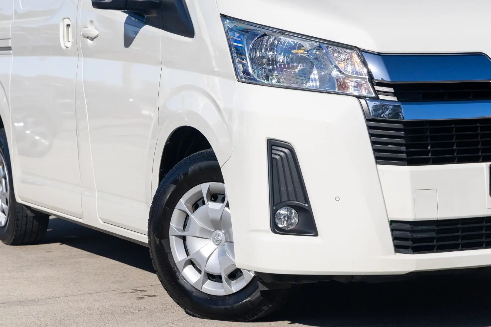 2022 Toyota Hiace Gallery Image 6