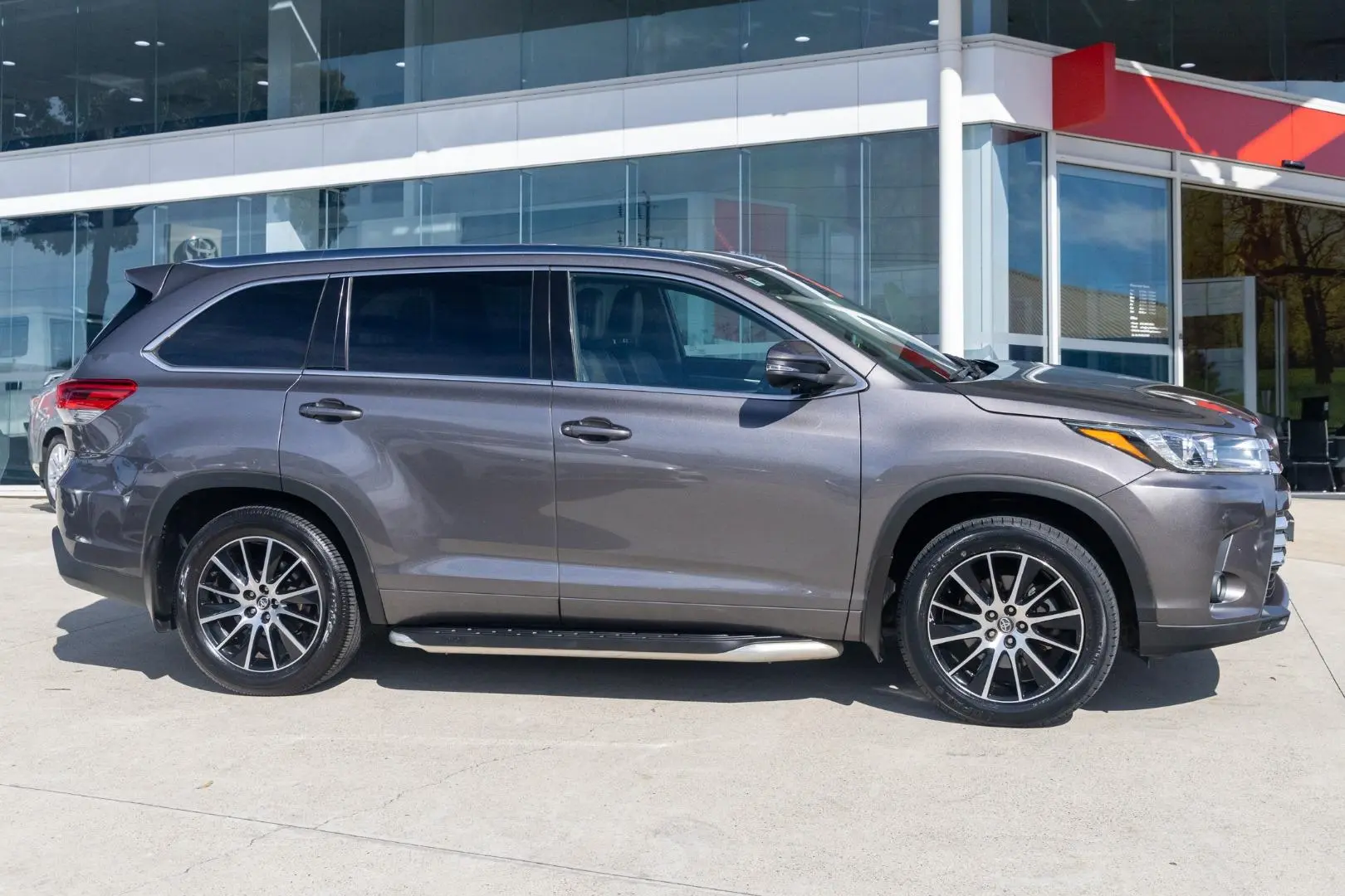 2017 Toyota Kluger Gallery Image 3