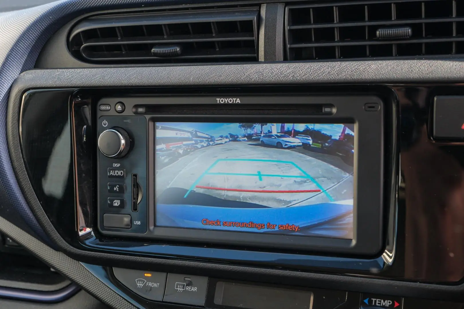 2016 Toyota Prius C Gallery Image 11