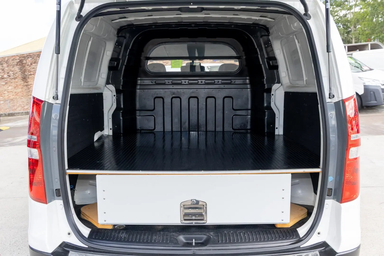 2017 Hyundai iLoad Gallery Image 20