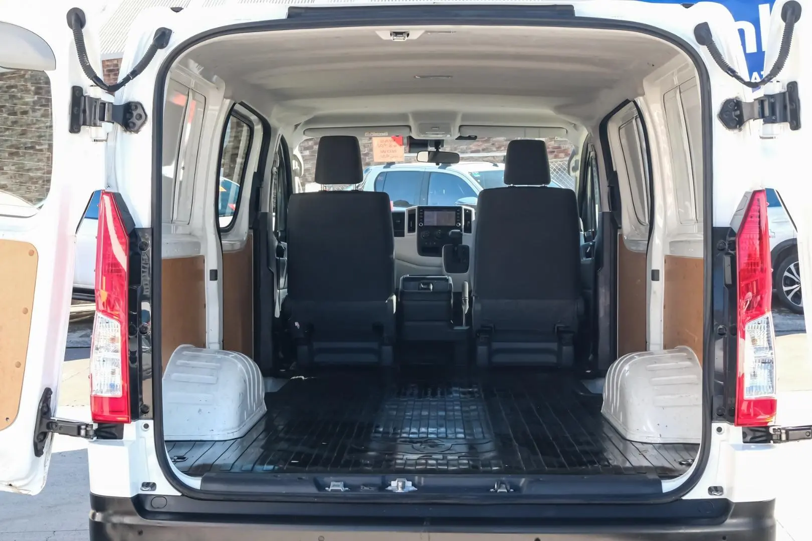 2022 Toyota Hiace Gallery Image 18