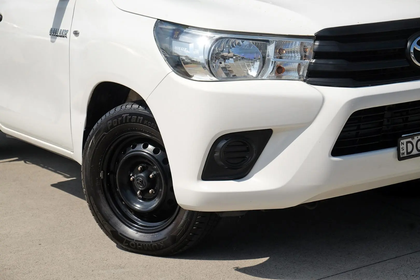 2017 Toyota Hilux Image 6