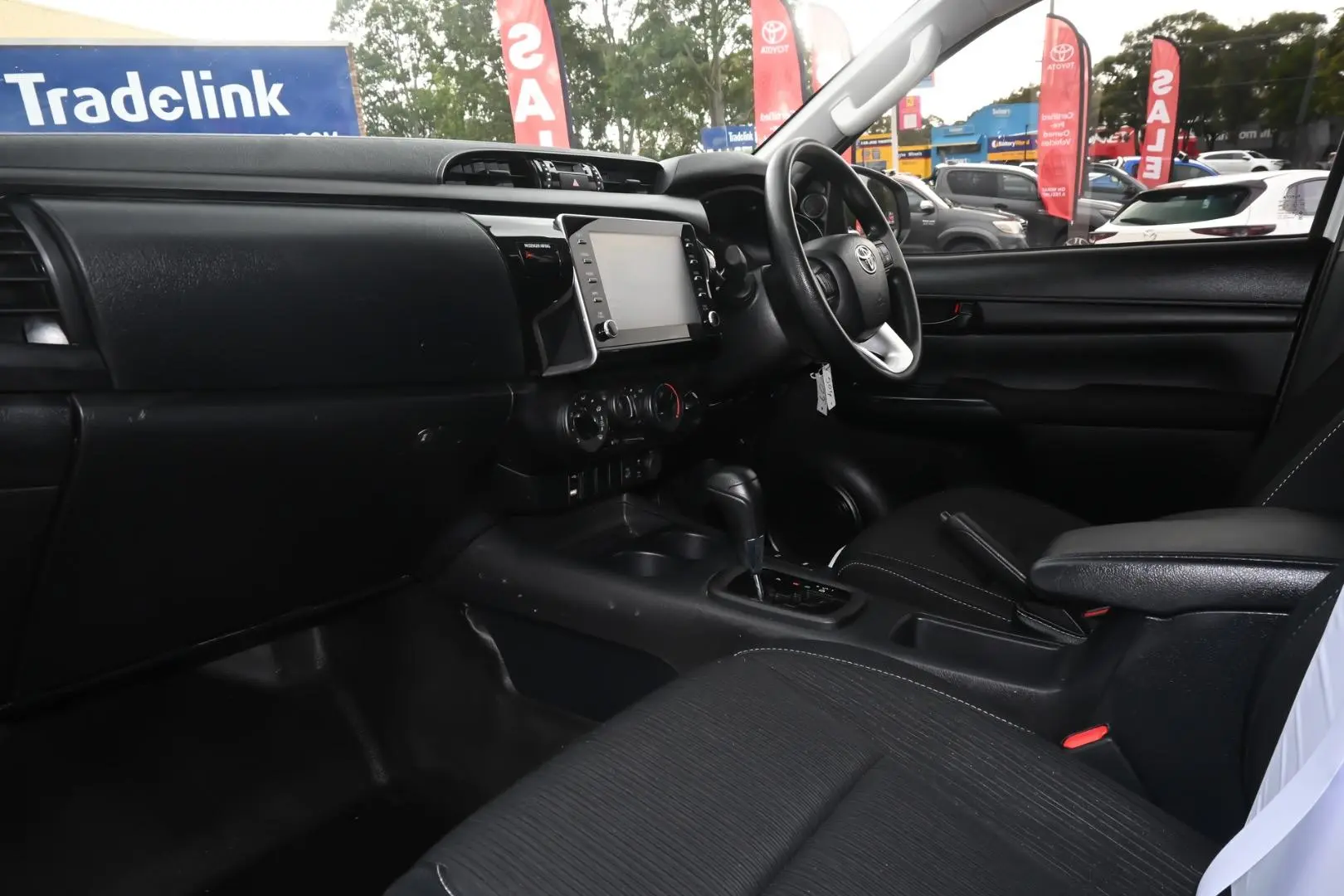 2022 Toyota Hilux Gallery Image 8