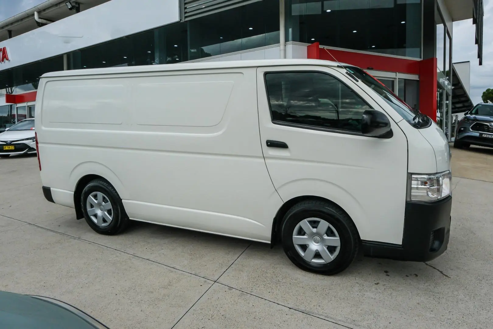 2018 Toyota Hiace Gallery Image 3