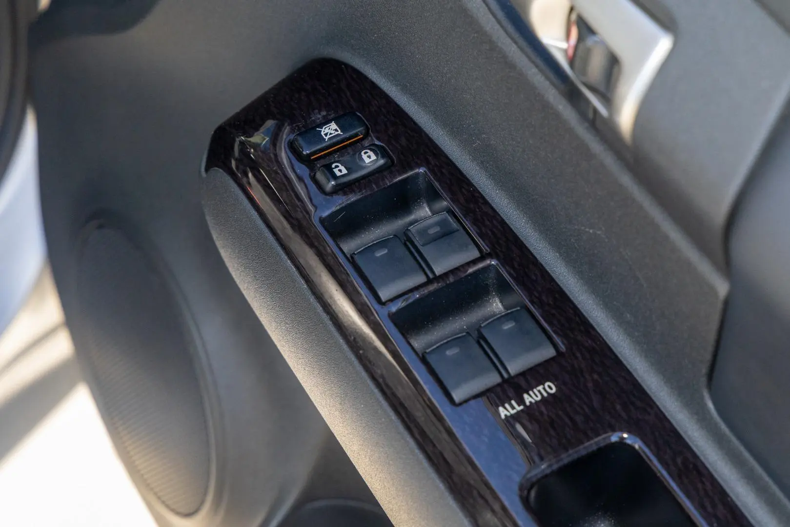 2012 Toyota Rukus Gallery Image 16