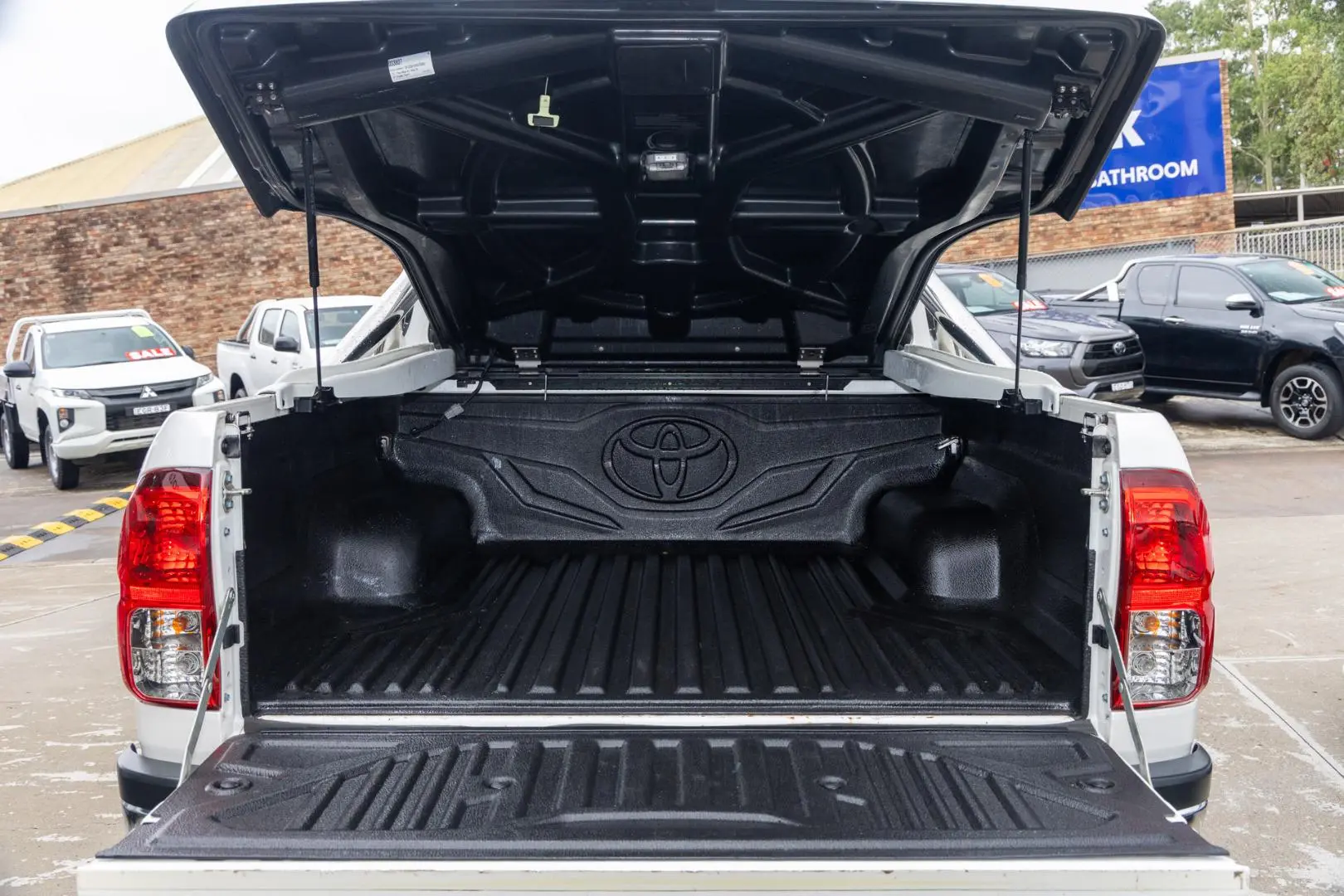 2016 Toyota Hilux Gallery Image 19