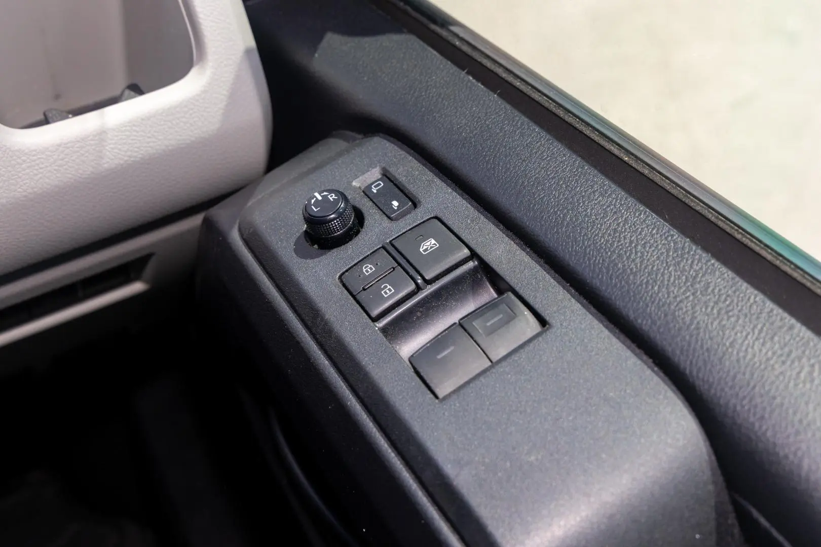 2023 Toyota Hiace Gallery Image 19