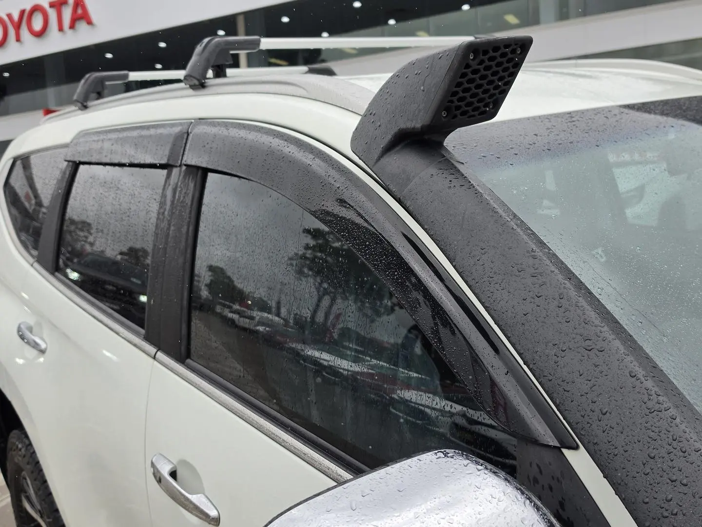 2017 Mitsubishi Pajero Sport Gallery Image 3