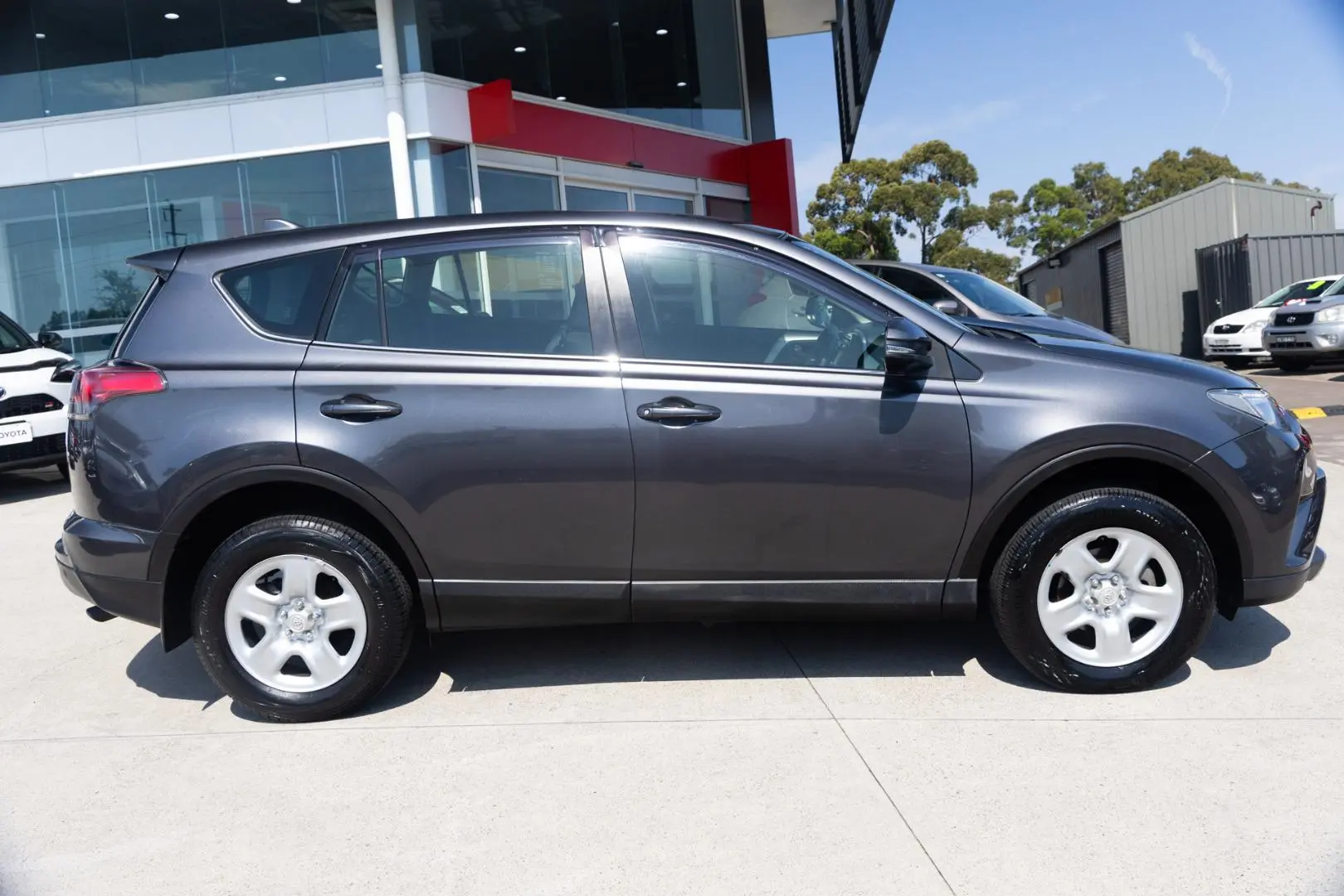 2018 Toyota RAV4 Gallery Image 3